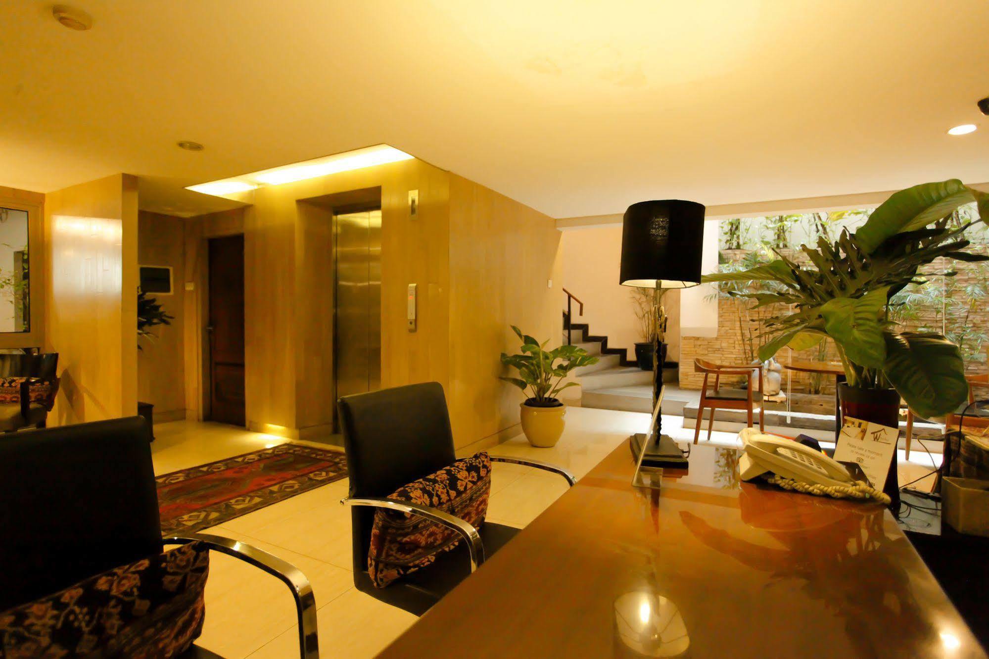 W Home Cikatomas Jakarta Exterior photo